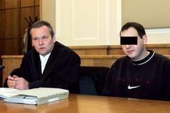 Der Angeklagte Alexander N. (r) sitzt am Dienstag (19.04.2005) mit seinem Rechtsanwalt Markus Seiters im Verhandlungsraum 272 im Landgericht Osnabrück. Die Anklage wirft ihm heimtückischen Mord und Mordversuch vor. Der 20-Jährige soll im Oktober 2004 seine Mutter in ihrem Taxi in Quakenbrück (Landkreis Osnabrück) mit einem Küchenmesser erstochen haben. Einen 13-Jährigen, der ihn gesehen hatte, soll er zudem mit 25 Messerstichen zu töten versucht haben. Der Junge überlebte. Ein Urteil wird für Mitte Mai erwartet. (Foto: dpa)