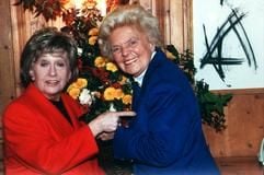 Erni Singerl (l.) und Heidi Kabel im Oktober 1991 bei Dreharbeiten zur ARD-Serie «Heidi und Erni» in München (Archivfoto). (Foto: dpa)