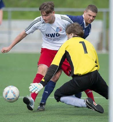 Oliver Laube (li.) scheitert an Turbine-Torwart Philipp Weinhold.