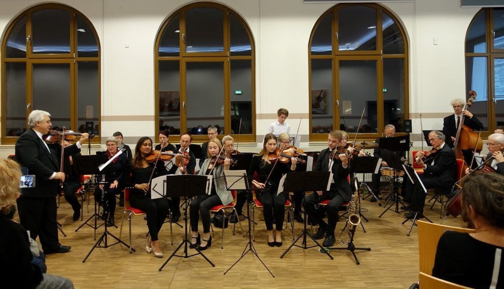 Das Paul-Gerhardt-Orchester der Kreismusikschule begleitete die Zeitreise durch 100 Jahre Kreisvolkshochschule.