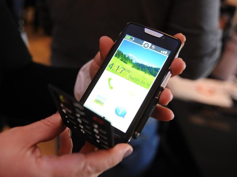 Für Senioren können spezielle Smartphones sinnvoll sein - das Emporia Smart etwa vereint Smartphone und klassisches Tastentelefon. Foto: Till Simon Nagel