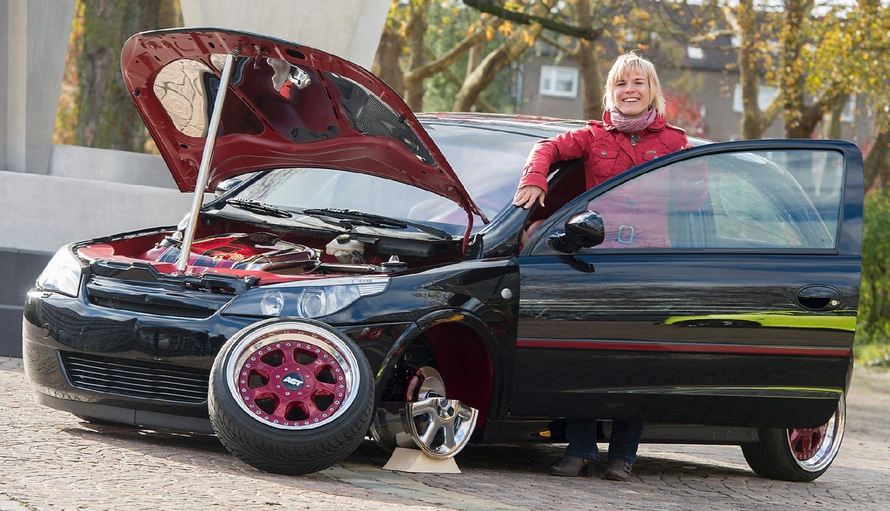 Ines Hage ist eine Tunerin und will bei der Essen Motor Show (30. November bis 8. Dezember) ihr alent mit den männlichen Kollegen der Szene messen. Ihr Opel Corsa C hat unter anderem Scheinwerfer eines 5er BMW E60.
