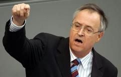 Bundesfinanzminister Hans Eichel (SPD) hat denschrittweisen Umbau der Rentenbesteuerung als Beitrag für mehrGenerationengerechtigkeit bei der Altersvorsorge bezeichnet. (Foto: dpa)