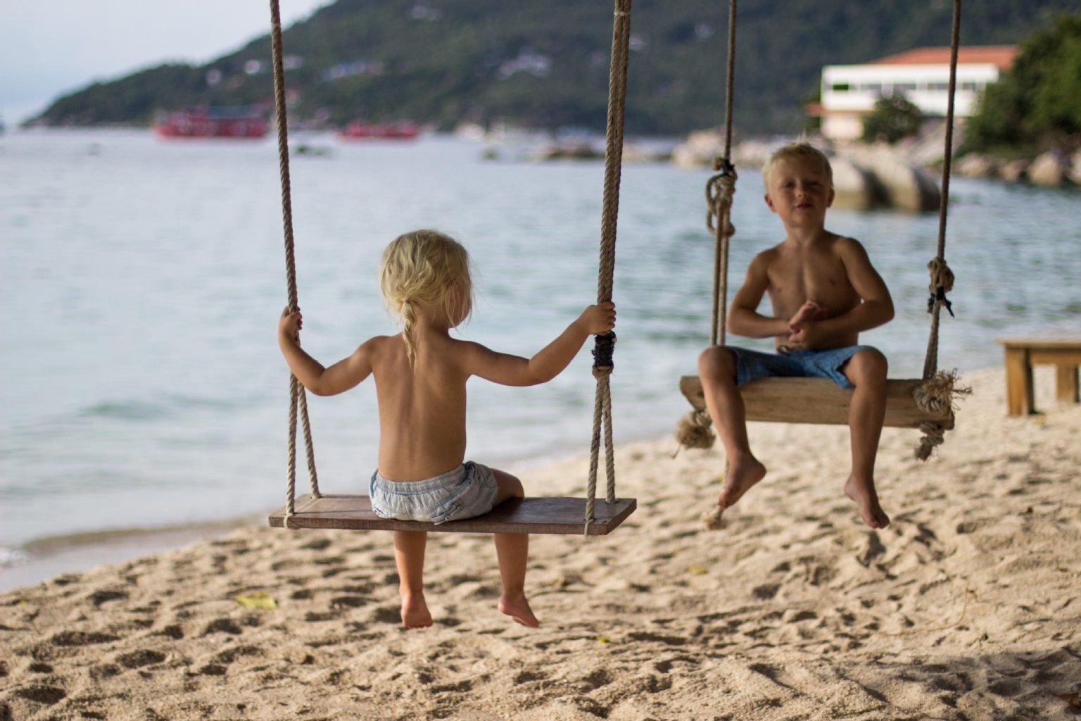 Schaukeln am Strand macht schon mehr Spaß als im Garten.
