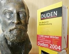 Die Büste von Konrad Duden steht am Mittwoch (25. August 2004) neben einem Exemplar der 23. Auflage des Duden in der Redaktion in Mannheim. Der Duden enthält 5000 neue Wörter und orientiert sich an den neuen Rechtschreibregeln, die von August 2005 an verbindlich sein sollen. (Foto: dpa)