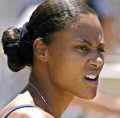 Marion Jones schaut sich die Vorläufe bei den US Trials an. (Foto: dpa)