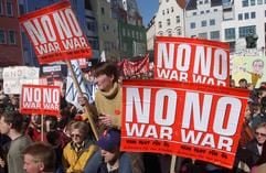 Tausend Menschen versammeln sich am Samstag (22.03.2003) auf dem Marktplatz der Saalestadt Jena, um gegen den Krieg im Irak zu protestieren. Zu der landesweiten Kundgebung hatte das Thüringer Aktionsbündnis "Aufstehen für den Frieden" aufgerufen. In Reden und auf Transparenten brachten sie ihren Unwillen über die Militäraktion der USA und Großbritanniens zum Ausdruck. (Foto: dpa)