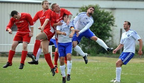 In einem hart umkämpften Spiel verlor der ESV Petersroda (blau/weiß) überraschend gegen die SG Jeßnitz. (FOTO: ANDRÈ KEHRER)