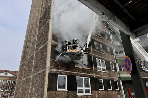 Ein Brand wird gelöscht. (FOTO: LUTZ SEBASTIAN)