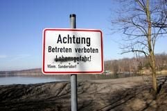 Blick auf den Sandersdorfer See bei Bitterfeld, wo am Wochenende eine Babyleiche entdeckt worden war (Foto: dpa)