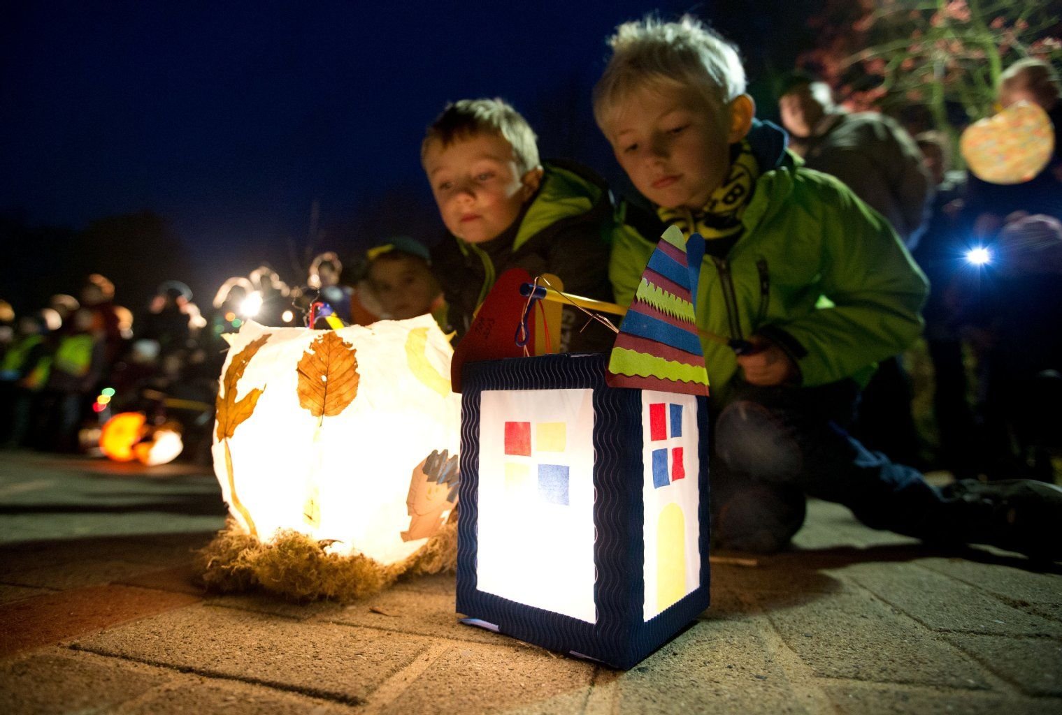 Kinder mit ihren selbstgebastelten Laternen beim Martins-Umzug