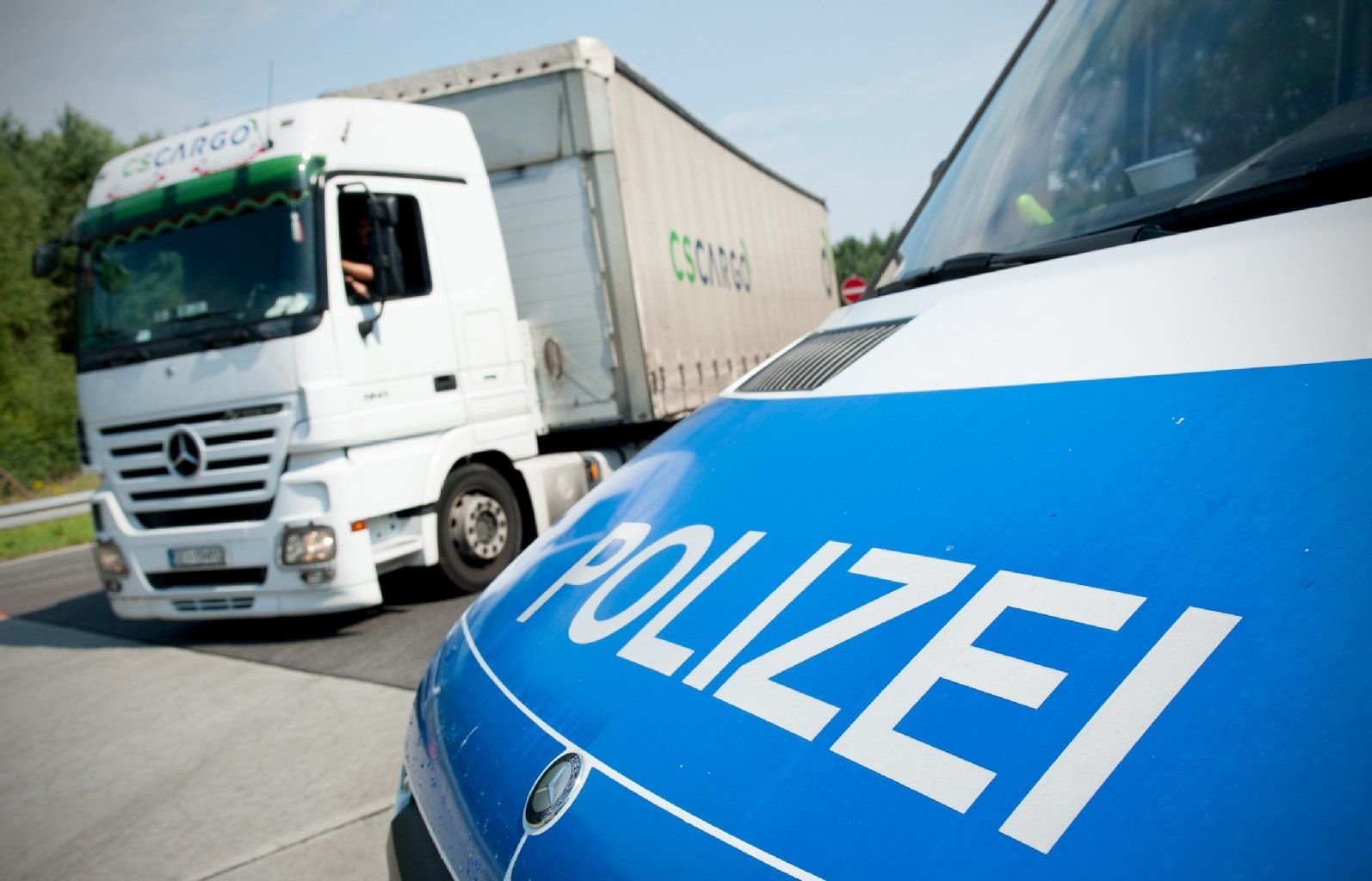 Der Schriftzug Polizei ist auf einem Fahrzeug zu sehen.