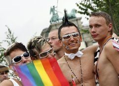 Den 30. Christopher Street Day (CSD) feiern diese Männer am Samstag in der Nähe des Brandenburger Tores in Berlin. (Foto: dpa)