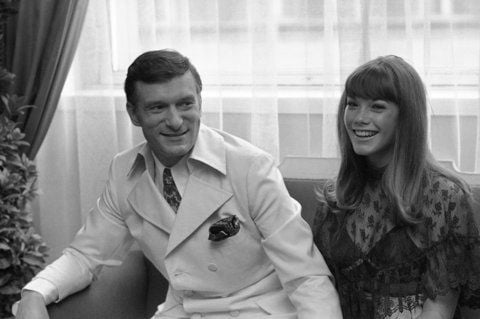Der Gründer des Männermagazins «Playboy», der US-Amerikaner Hugh Marston Hefner, sitzt in Berlin während einer Pressekonferenz neben seiner Freundin, der französischen Sängerin Barbara Benton (Foto vom 19.08.1969). (FOTO: DAPD)
