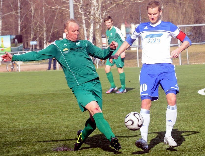 Erst in der Nachspielzeit konnte Michael Schmidt (rechts gegen Ingo Herrmann) für den TV Askania eine Blamage verhindern.