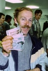Kohlefahrer Hans-Joachim Carsalli (41), der als erster DDR-Bürger in Ost-Berlin die West-Währung ausgezahlt bekam, hält freudestrahlend seine 2000 Mark in der Hand. (FOTO: DPA)