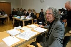 Der seit langem in Deutschland lebende britische Schriftsteller Michael Gromm sitzt am Mittwoch (11. Mai 2005) in Cottbus im Saal des Verwaltungsgerichts. Er klagt gegen den Entzug seiner Mietrechte durch das Bergbauamt. (Foto: dpa)