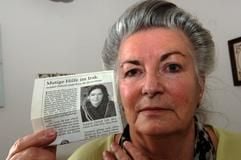 Ingrid Hala, die Mutter der im Irak entführten deutschen Archäologin Susanne Osthoff, hält im oberbayerischen Rott am Inn einen Zeitungsausschnitt mit dem Bild ihrer Tochter in den Händen. (Foto: dpa)
