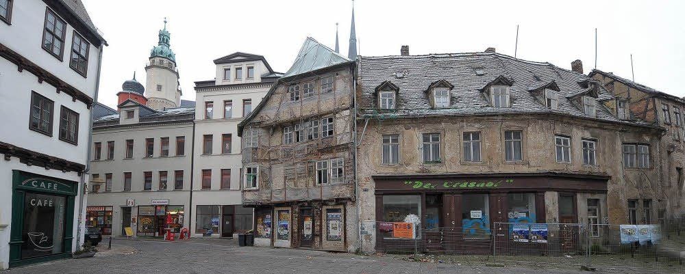 Eine Aufnahme aus dem Jahr 2009: Damals glaubten nicht viele Hallenser an eine Rettung des Baudenkmals.