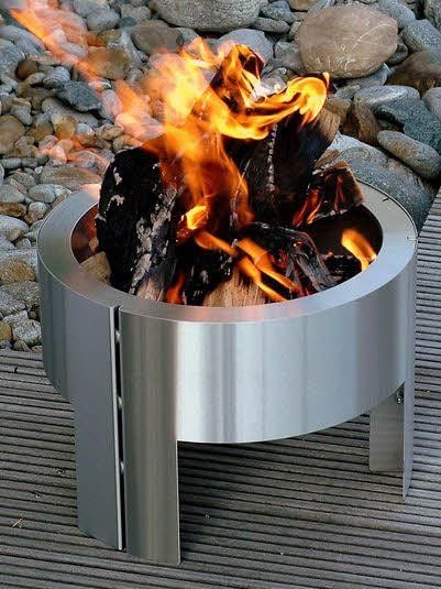 Eine Feuerschale kann einen Spätsommer-Abend im Garten besonders gemütlich machen.