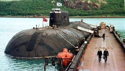 Ein russisches U-Boot liegt in der Militärbase Vedyayevo auf der Kola-Halbinsel nahe Murmansk vor Anker. Die Anwesenheit der U-Boote vvor der US-Küste sei «kein Grund für Hysterie». (ARCHIVFOTO: DPA)
