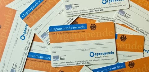 Mit dem Start der Organspendereform haben die Kassen nun ein Jahr Zeit, ihren Versicherten einen Organspendeausweis mit Informationen darüber zu schicken.