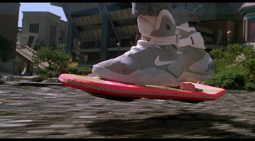 Das Hoverboard (l.), auf dem Marty McFly im Film fliegt, ist bis heute Utopie geblieben.