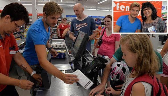 Schauspieler Jörn Schlönvoigt konnten Fans zur Eröffnung des Pfennigpfeiffers in Aschersleben hautnah erleben.