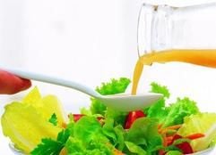 Salatsaucen sind auf für erfahrene Köche zuweilen schwer. (Foto: dpa)