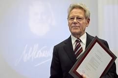 Die Schweizer Außenmininisterin Micheline Calmy-Rey (v.l.), der Theologe Hans Küng und WDR-Intendant Fritz Pleitgen stehen bei der Verleihung des Lew-Kopelew-Preises 2006 am Sonntag (03.12.2006) in Köln nebeneinander. (Foto: dpa)