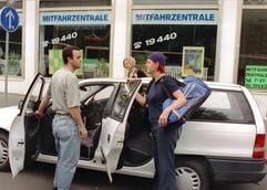 Günstige Alternative für die Fahrt von A nach B - Mitfahrzentralen verzeichnen derzeit einen großen Zulauf. Zu ihren Kunden gehören mittlerweile nicht mehr nur Studenten. (Foto: dpa)