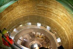Im 91 Meter hohen Völkerschlachtdenkmal in Leipzig kontrolliert Oberbauleiter Ronald Börner von einem Gerüst aus die Bauarbeiten im Kuppelbereich. (Foto: dpa)