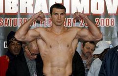 Beim Wiegen im New Yorker Madison Square Garden: Wer so viele Muskeln wie IBF-Weltmeister Wladimir Klitschko hat, muss das auch mal zeigen. (Foto: dpa)