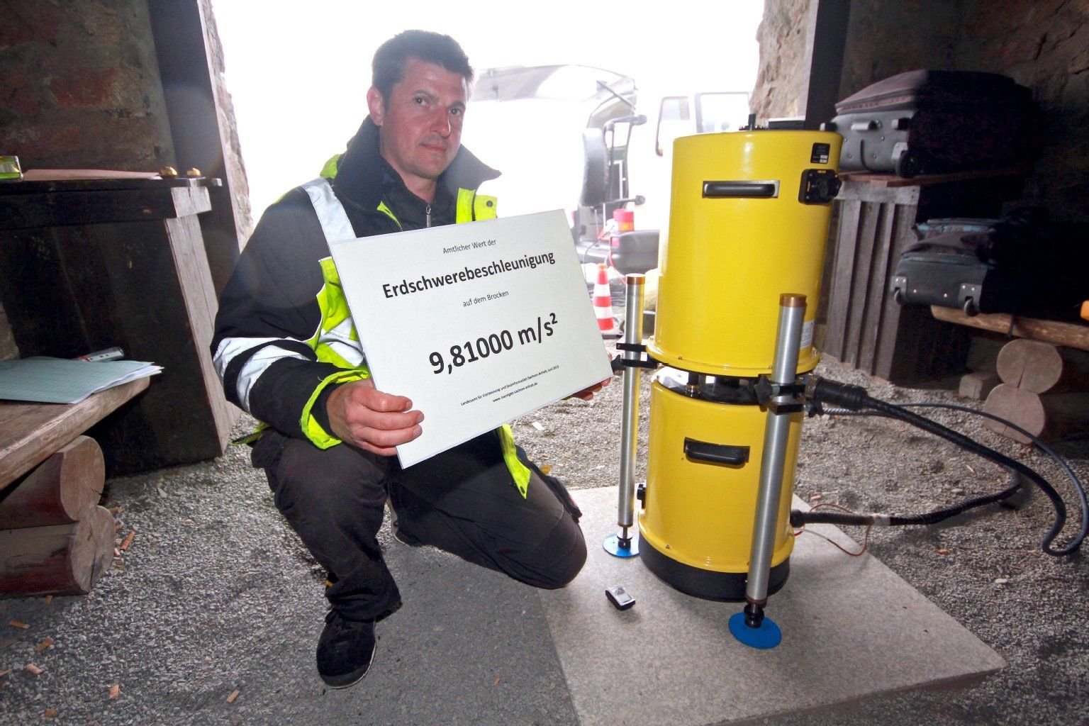 Vermessungsingenieur Daniel Georg präsentiert den Schwerewert. Bei Untersuchungen am sind Wissenschaftler auf einen Idealfall gestoßen. Die Fallbeschleunigung liegt auf dem Brocken bei genau 9,81 Metern pro Quadratsekunde.