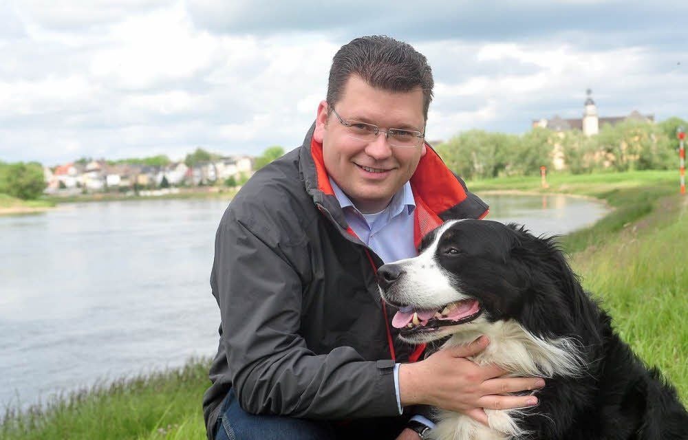 Hier schaltet er ab: Mit Familienhund Oscar geht Christian Tylsch an der Elbe spazieren.