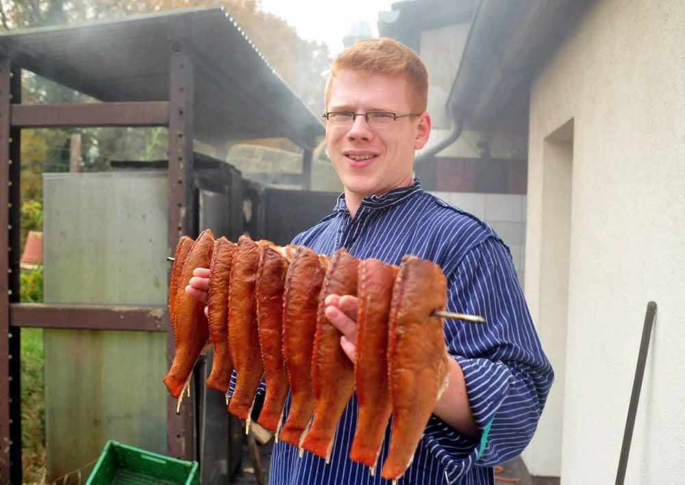 Als Fischwirt im Forellenhof Thießen hat Tiemo Spröte einen sehr abwechslungsreichen Job. Das Räuchern gehört zu den angenehmeren Arbeiten, aber auch das will richtig gelernt sein.