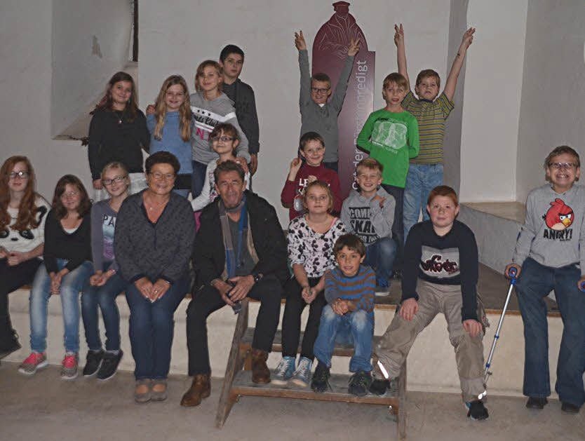 Peter Maffay mit den Mädchen und Jungen der Klasse 4a der Grundschule Allstedt und ihrer Lehrerin Ellen Thoß.