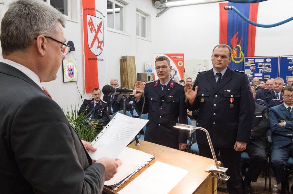 Zur Delegiertenversammlung der Freiwilligen Feuerwehr der Stadt Naumburg beruft Oberbürgermeister Bernward Küper Thomas Ehrlich (rechts) und Maik Zeugner als Wehrleiter im Ehrenbeamtenverhältnis.