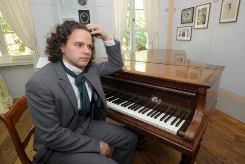 Als Komponist Robert Schumann (1810-1856) sitzt René Rauscher am Flügel des Komponisten im Robert-Schumann-Haus in Leipzig. (FOTO: DPA)