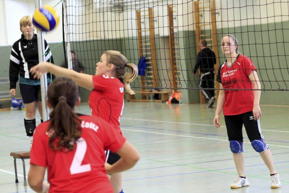 Das junge Team von Motor Zeitz IV (U 18 vorn) spielt den Ball über das Netz.