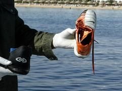 Ein Angehöriger der Rettungsmannschaften zeigt den Schuh eines Passagiers der Boeing 737 der ägyptischen Chartergesellschaft «Flash Air». (Foto: dpa)