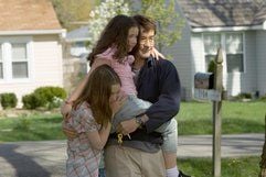 Stan Philipps (John Cusack) hält seine beide Töchter in einer Szene des Films «Grace Is Gone» fest (undatiertes Handout). Der Film erzählt die Geschichte eines Vaters, der vor dem Problem steht, seinen beiden Töchtern die Wahrheit über den Tod ihrer Mutter im Irak beibringen zu müssen. Der Film kommt am 28. August in die deutschen Kinos. Foto: Central (Foto: dpa)
