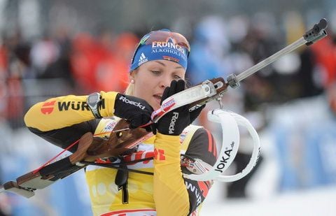 Magdalena Neuner wurde nach zwei Fehlern im letzten Stehendschießen beim Weltcup im österreichischen Hochfilzen in der Verfolgung über 10 Kilometer aber noch Dritte. (FOTO: DPA)