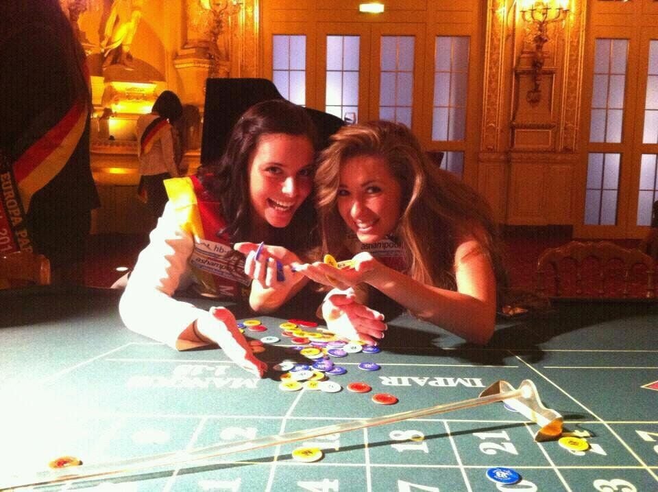 Juliane Seyffert (r.) aus Halle, die Miss Sachsen-Anhalt, vergnügt sich mit Lena Siebolds, Miss Schleswig-Holstein, im Spielcasino in Baden Baden.