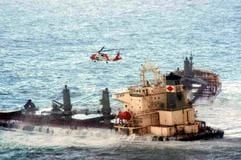 Ein Hubschrauber der Küstenwache schwebt über dem havarierten Frachter «Selendang Ayu» . (Foto: dpa)