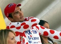 Der Franzose Richard Virenque vom Team Quick Step-Davitamon zieht sich sein Jersey über. (Foto: dpa)