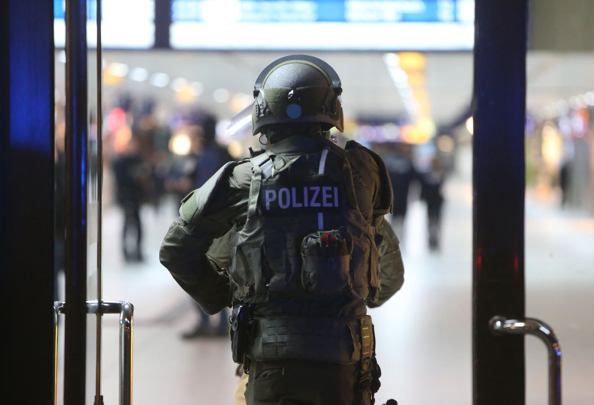 Ein Beamter des SEK am Düsseldorfer Hauptbahnhof.