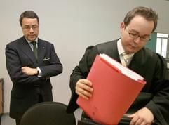 Der ehemalige PR-Berater Moritz Hunzinger (l.) und sein Anwalt Markus Bessler am Mittwoch (03.05.2006) vor der Urteilsverkündung im Amtsgericht Stuttgart. (Foto: dpa)