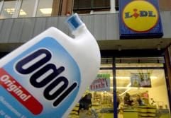 Eine Flasche Odol-Mundwasser wird vor die Lidl-Filiale Winterhuder Weg in Hamburg gehalten, eine der drei Filialen, die von Erpressung betroffen waren. (Foto: dpa)