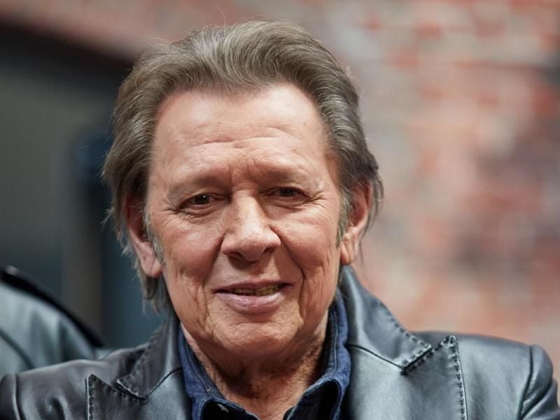 Der Schauspieler Jan Fedder steht auf dem Gelände von Studio Hamburg. Foto: Georg Wendt/dpa/Archivbild